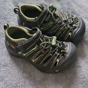 Kids Black and Green Outdoor Keen Sandals Size 9